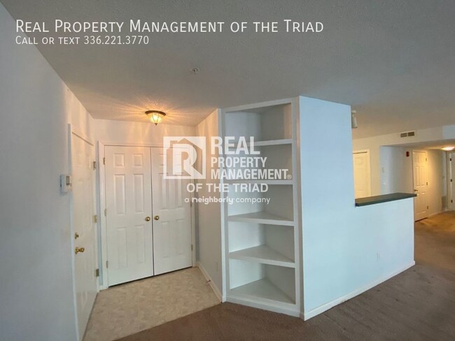 Building Photo - Ground Level 2 Bed / 2 Bath Condo Near Wen...