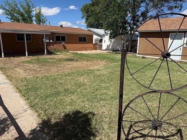 Building Photo - Clean, spacious, and comforting 3 bedroom ...