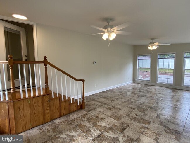 Building Photo - 15 Bartley Dr