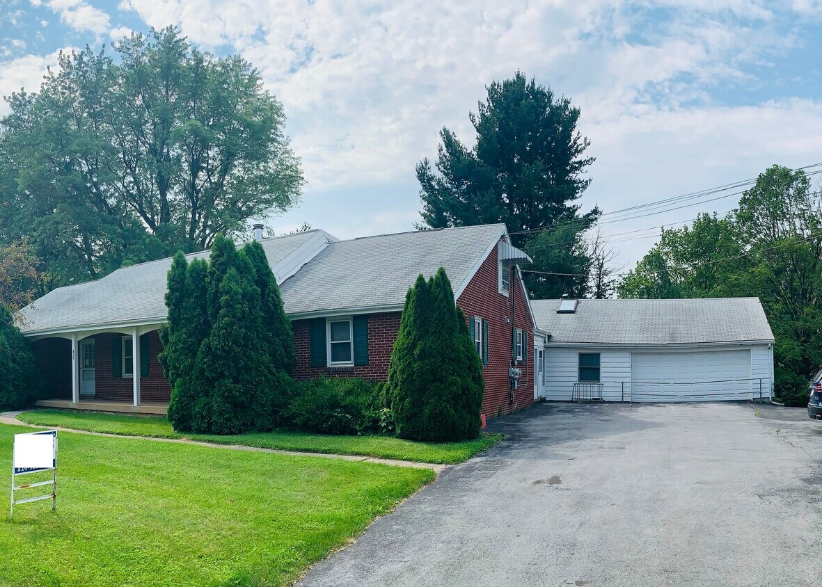 Primary Photo - 819 W Whitehall Rd