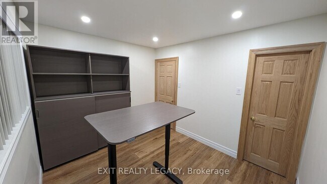 Building Photo - 69 Cairnside Crescent