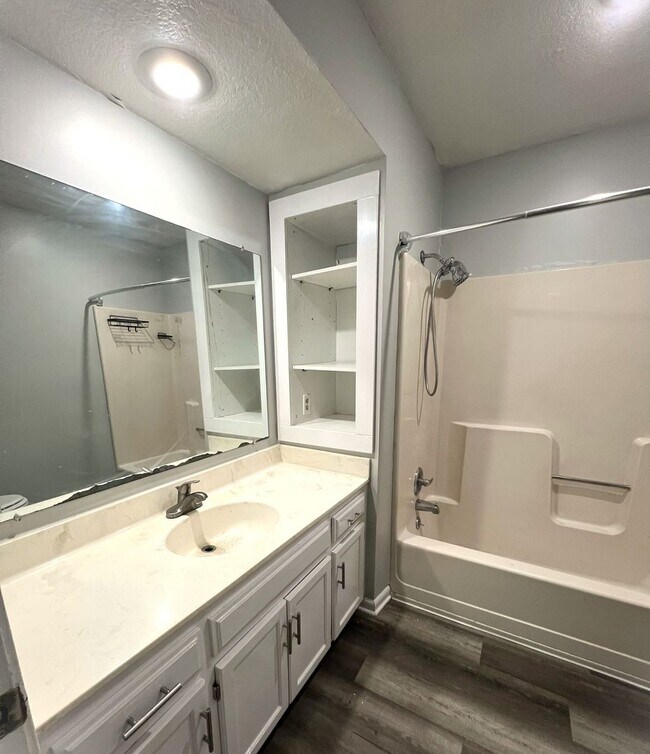 Building Photo - Bright & Spacious Living in the Heart of North Kansas City