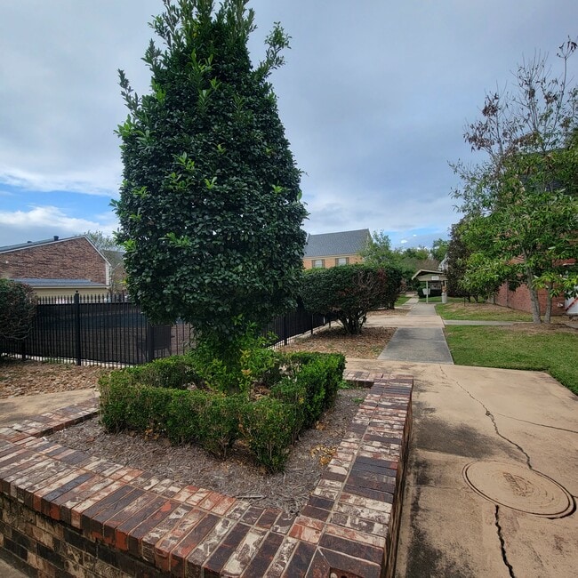 Building Photo - 1310 Dulles Dr