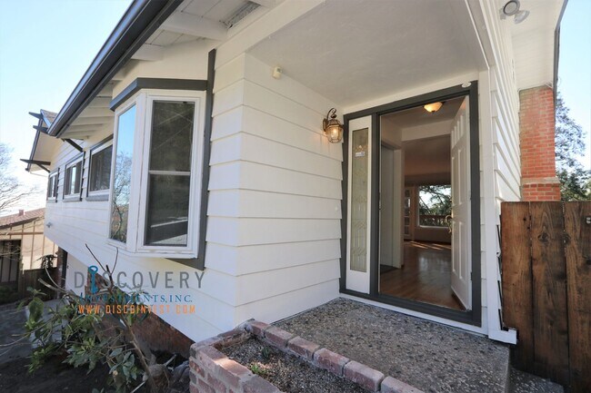 Building Photo - Serene Updated 3+ Bedroom with Pool & Hot Tub
