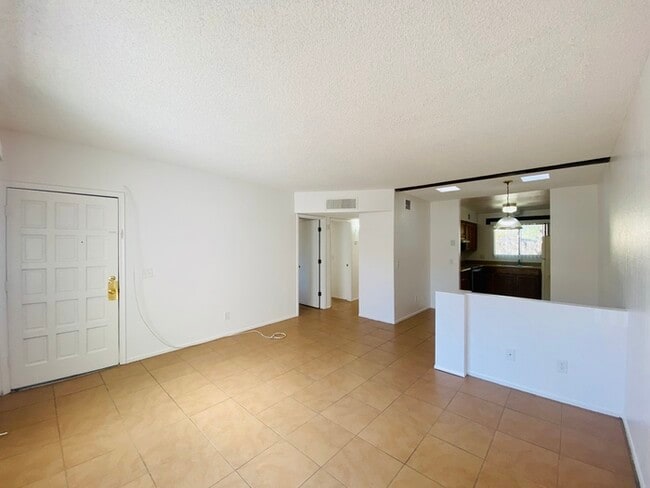 Building Photo - Spacious Townhome Style Home with Large Ya...