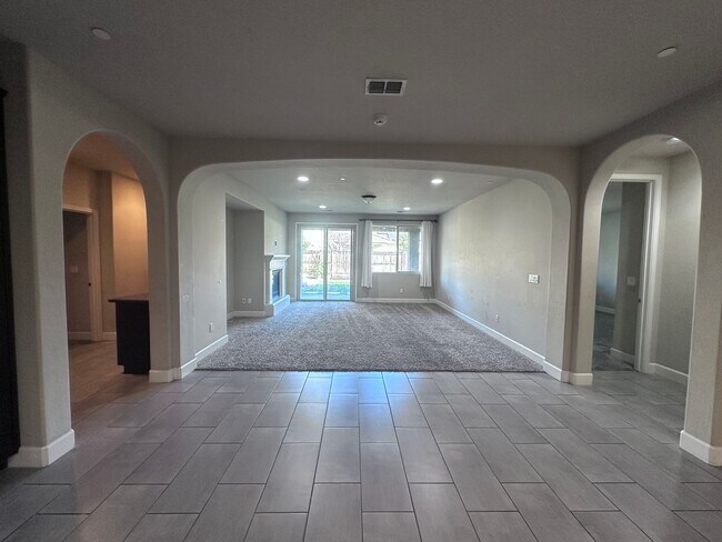 Foto del edificio - Spacious Tulare home coming soon!