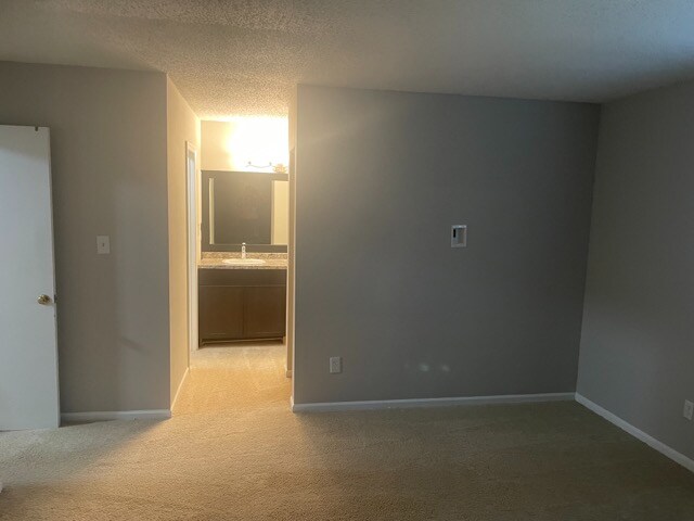 Building Photo - 2020 Oak Park Ln