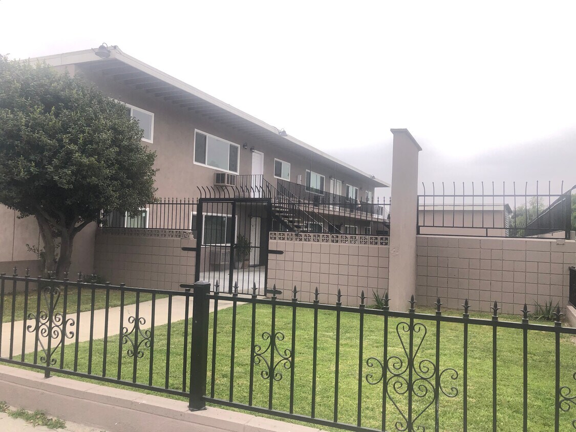 Primary Photo - 5461 Kingsley St