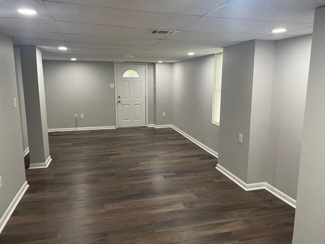 Building Photo - 2 Bedroom 1 Bath Duplex Utilities Included