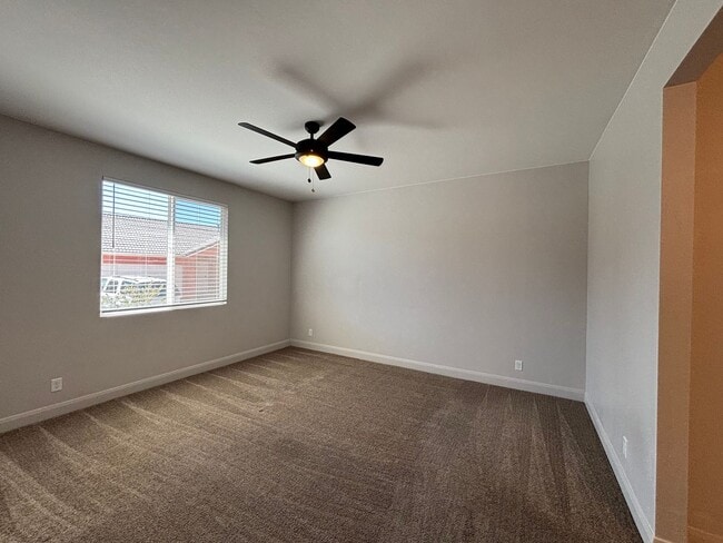 Building Photo - SPACIOUS HOME FOR RENT!