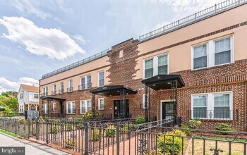 Building Photo - 1801 Otis St NE