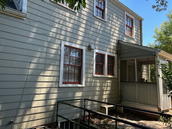 Building Photo - 2300 Rosewood Ave