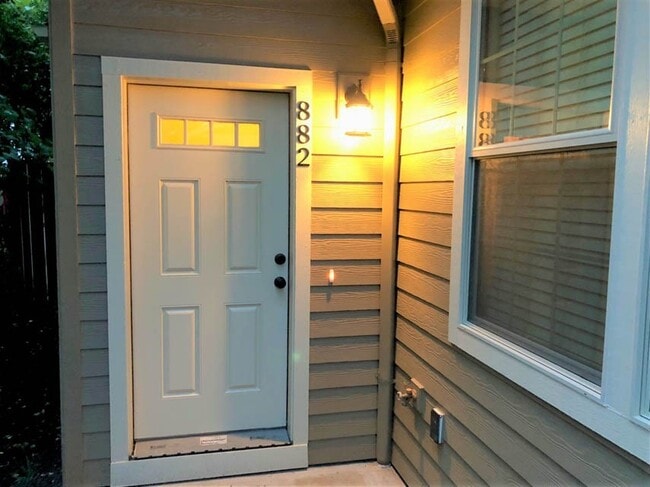 Building Photo - 4 Bed 4 bath Close to OSU