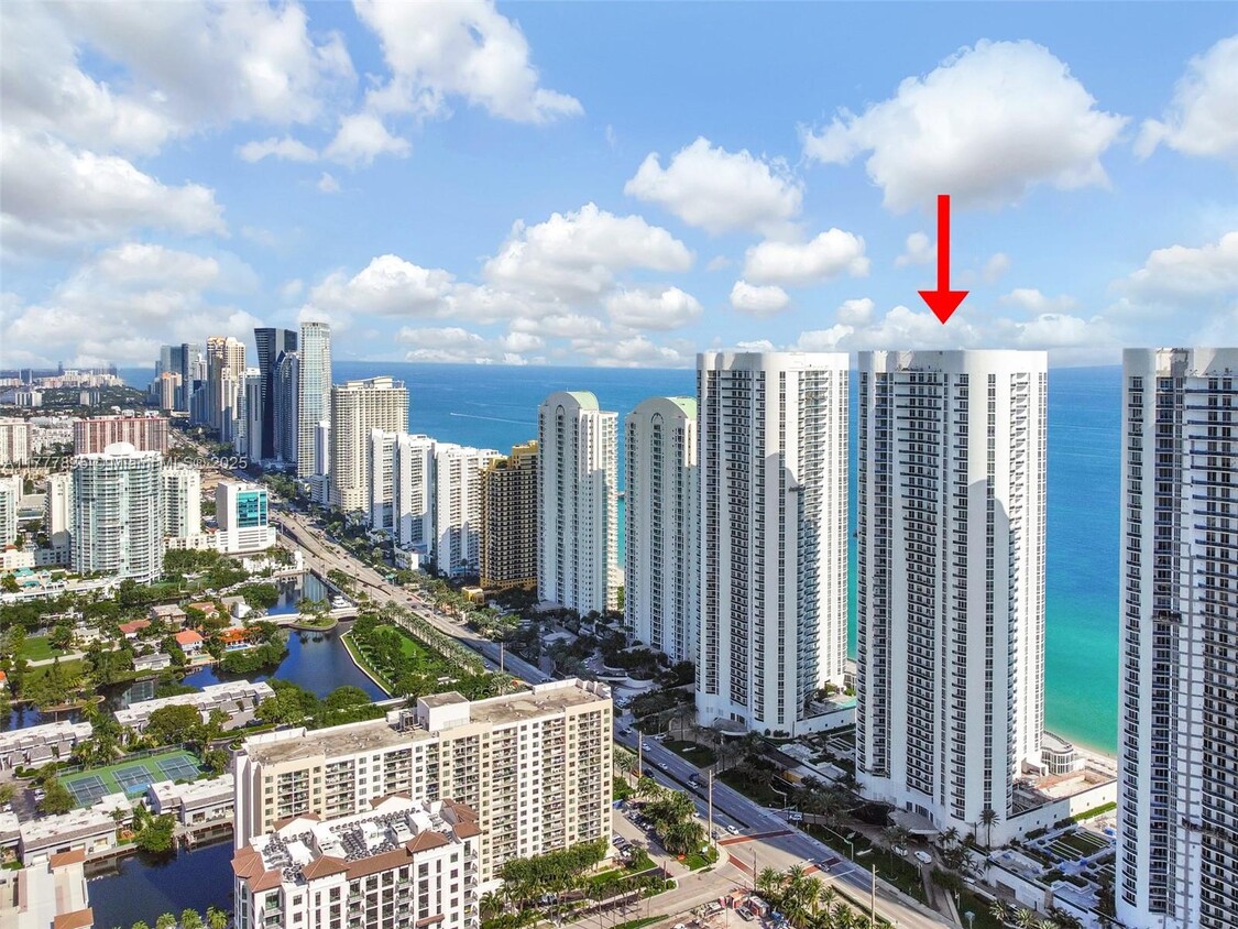 Primary Photo - 15901 Collins Ave