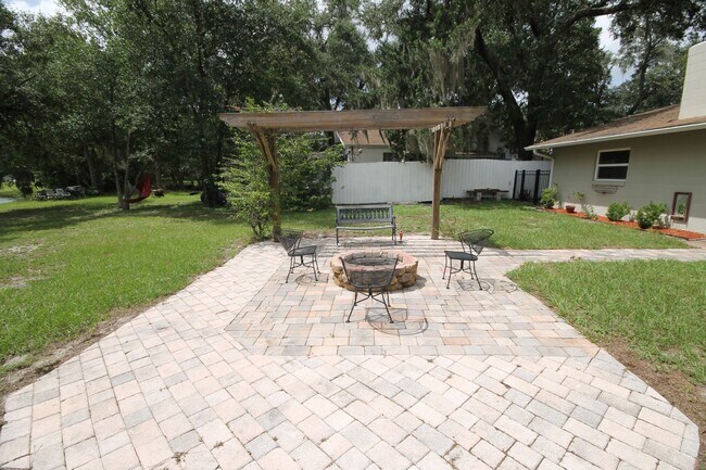 Building Photo - Lovely 2 Bedroom/ 2 Bath with BONUS Room!