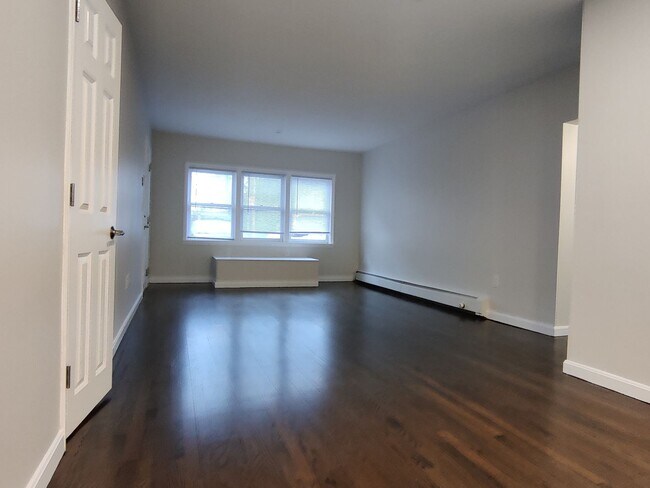 Foto del edificio - Coolidge Corner Area of Brookline. In-Unit Washer and Dryer, Heat, Hot Water Included, Bonus Room
