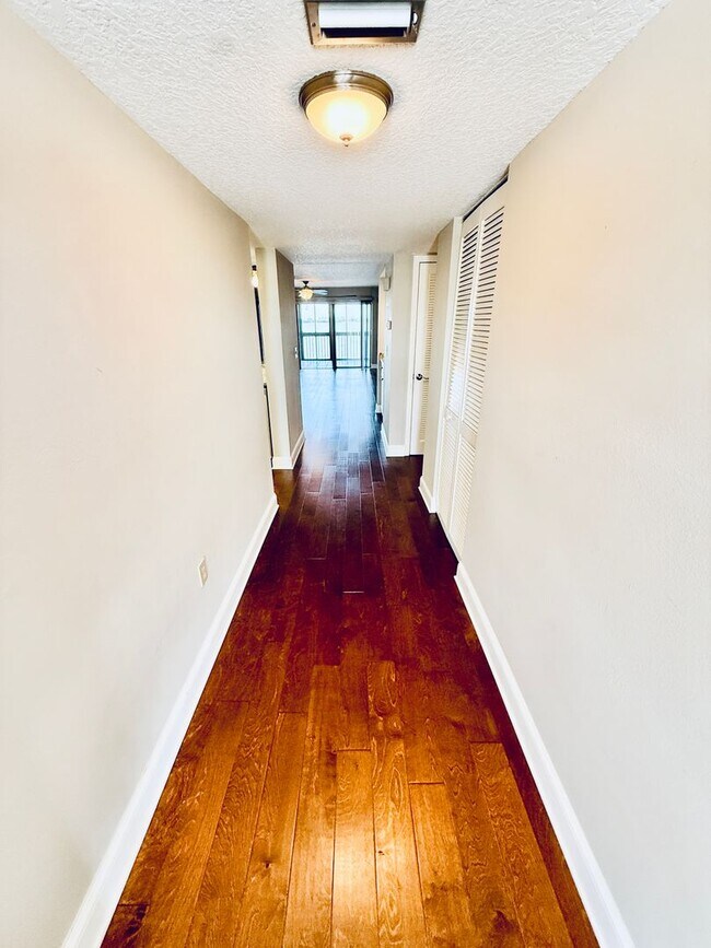 Foto del edificio - 250 S Sykes Creek Pkwy