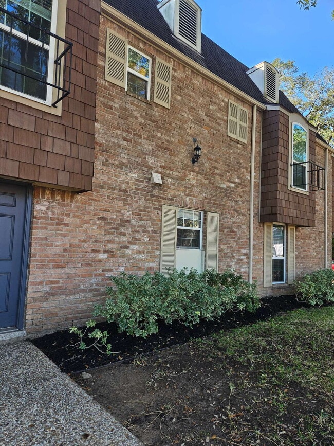 Building Photo - Fully Remodeled 3 Bed Home Near Galleria & Memorial Park - Utilities Included