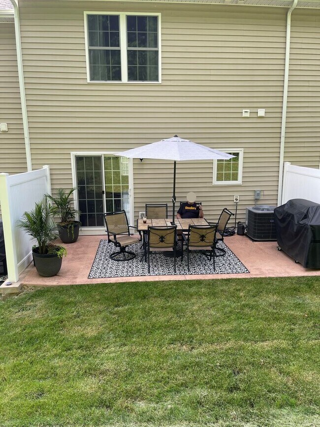 Building Photo - Townhouse for Rent in Spring Oaks!