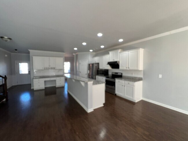 Foto del edificio - 4 Bedroom 3 Bath - Gorgeous Backyard in Le...