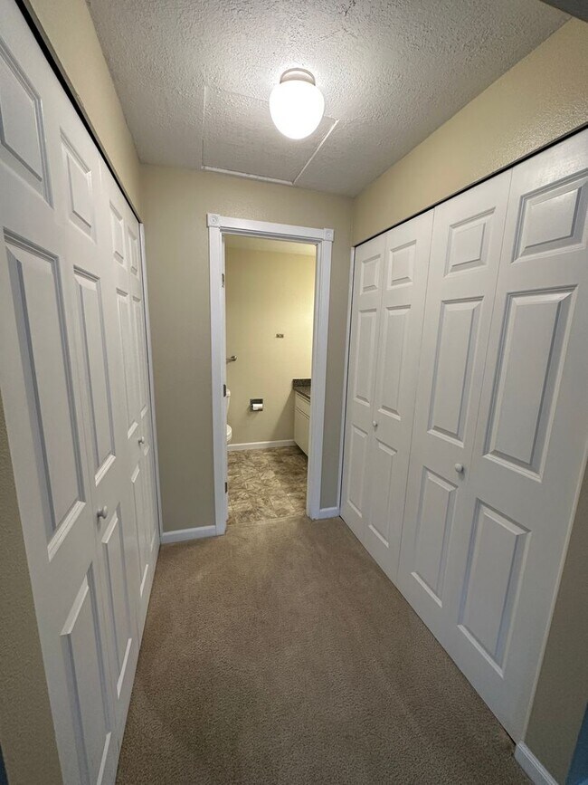 Foto del edificio - Top Floor 2 bed Condo in Renton available ...