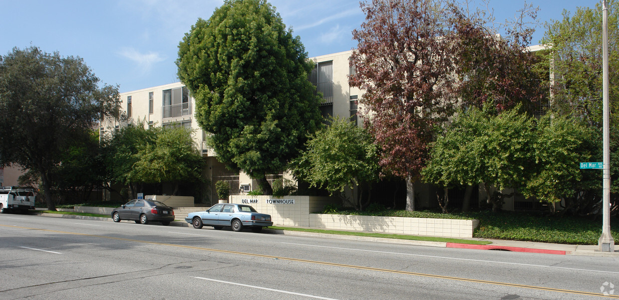 Building Photo - Del Mar Townhouse