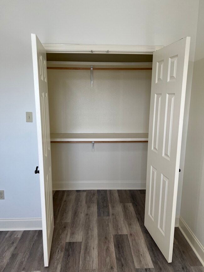 Armario del dormitorio n.º 1 - 37150 Woodgate Ave