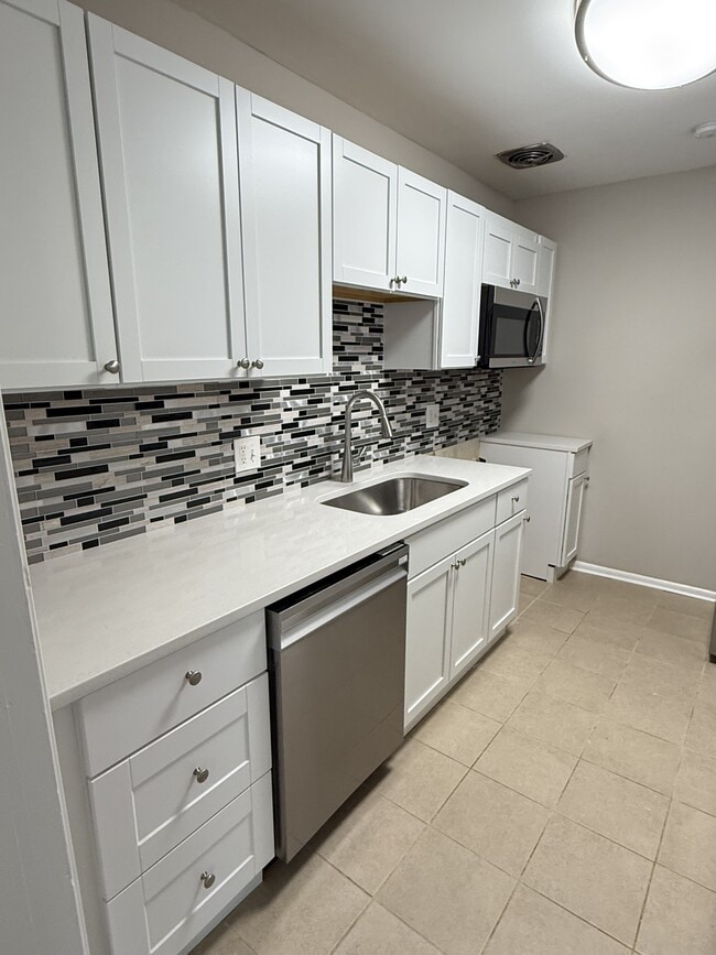 Building Photo - 3930-10305 Pender Dr