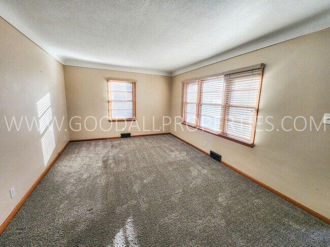 Building Photo - 3 Bedroom Beaverdale Brick Home with detac...