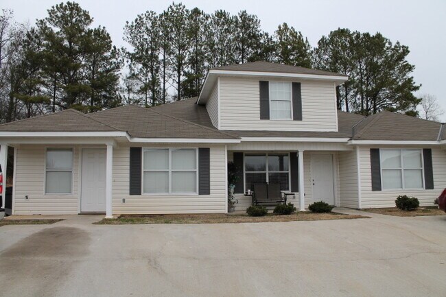 Foto del edificio - THIS IS A TRIPLEX GROUND FLOOR UNIT IN LINCOLN