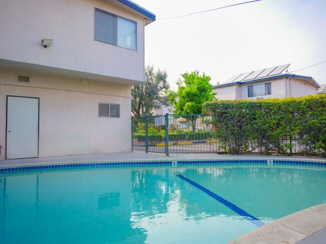 Interior Photo - 6944-6954 Coldwater Canyon Ave