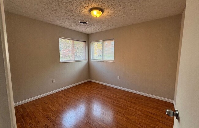 Building Photo - 559 Lowell Ave