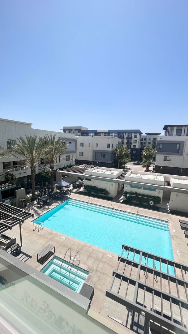 Building Photo - Beautiful furnished 4 bedroom Townhouse!