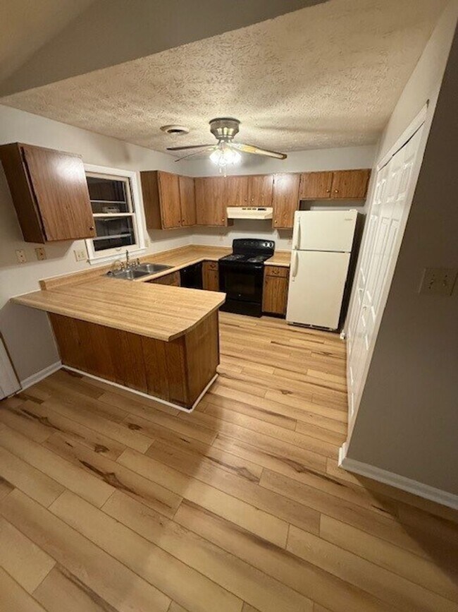 Foto del edificio - Lovely 3 BR House in South Lexington! New Paint & Flooring! Fenced Backyard, Off-Street Parking