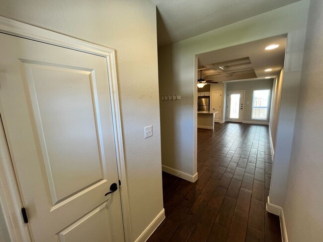 Building Photo - Available NOW! BEAUTIFUL 3 bedroom 2.5 bat...
