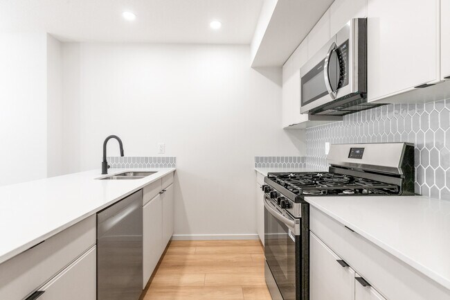 Photo du bâtiment - 12327-12107 Street NW