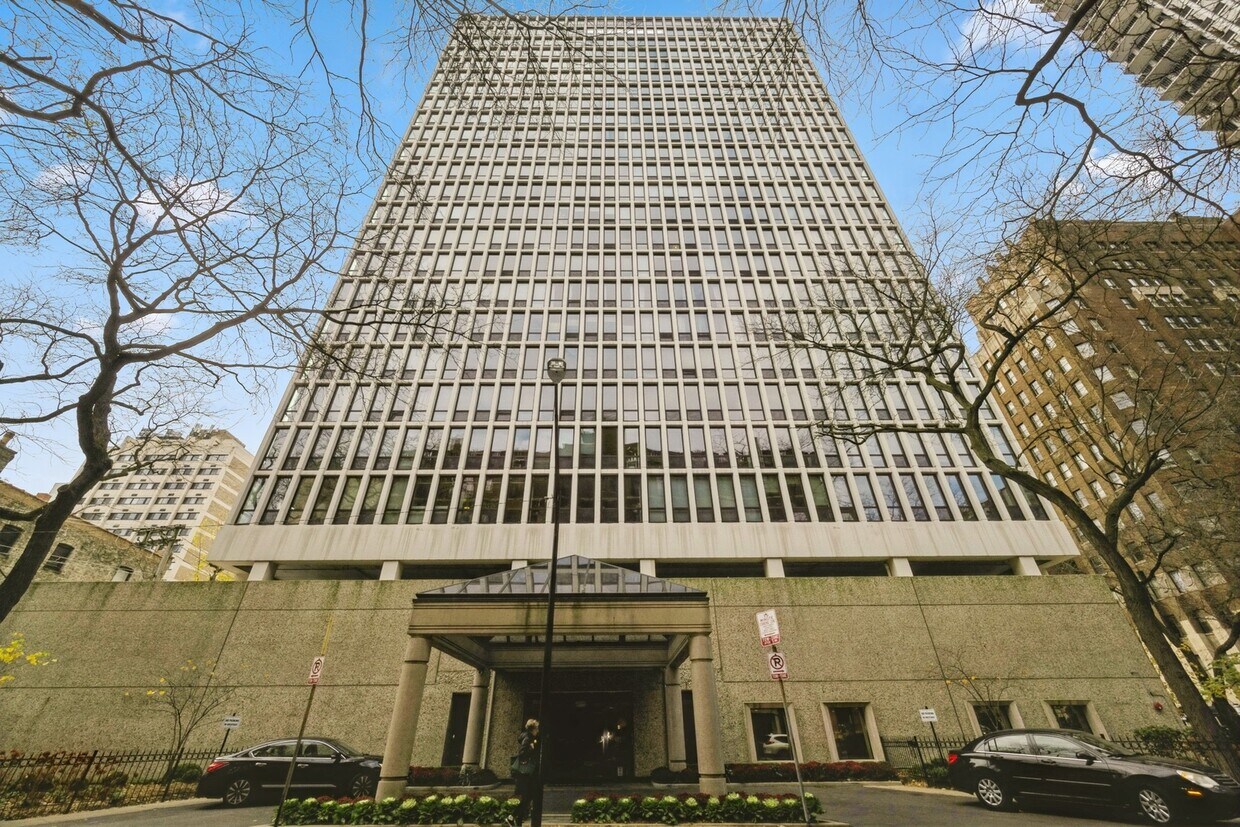 Primary Photo - 1 E Scott St