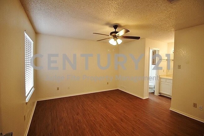 Foto del edificio - Cute 2/2 Duplex in DeSoto ISD For Rent!