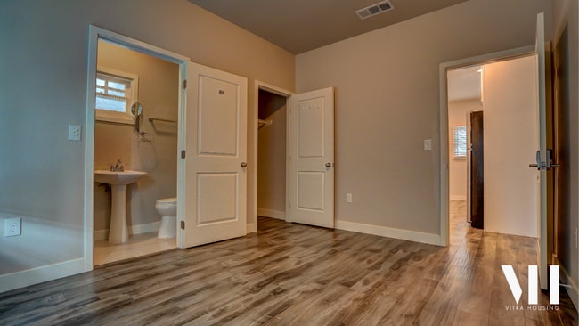 Building Photo - Modern Three Bedroom House Near USC Campus!