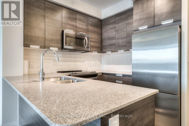 Photo du bâtiment - 5025 Four Springs Ave