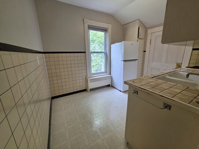 Foto del edificio - Bright 1 Bedroom Upper Unit Near UWEC, Water Street & Mayo Clinic – Available August 1st
