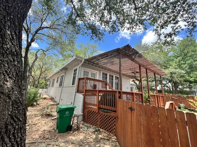 Parte trasera de la casa - Terraza - 126 Abiso Ave