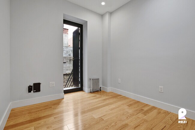 Building Photo - 175 E 105th St