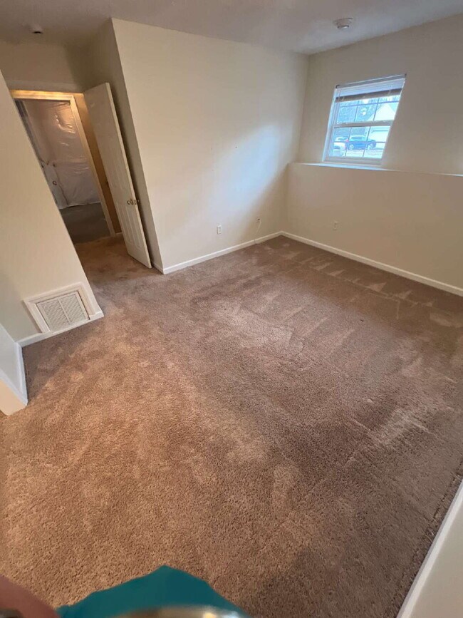 Foto del edificio - Split foyer home in Lancaster Gate with 3 bedrooms and 1 bathroom. 2 Bedrooms and Bathroom Upstai...