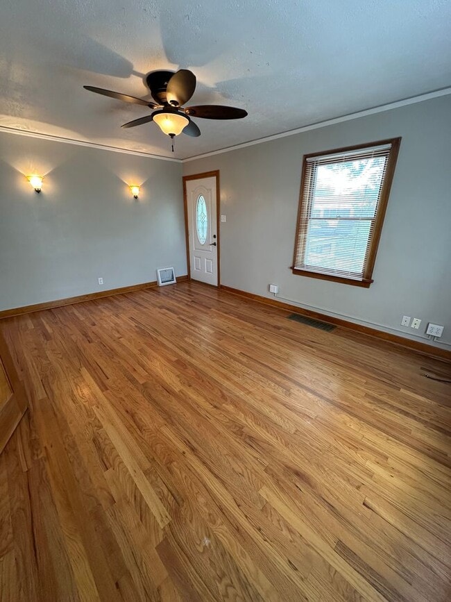 Building Photo - 2 BEDROOMS PLUS BONUS ROOM, 2 BATHROOM, SINGLE FAMILY HOME