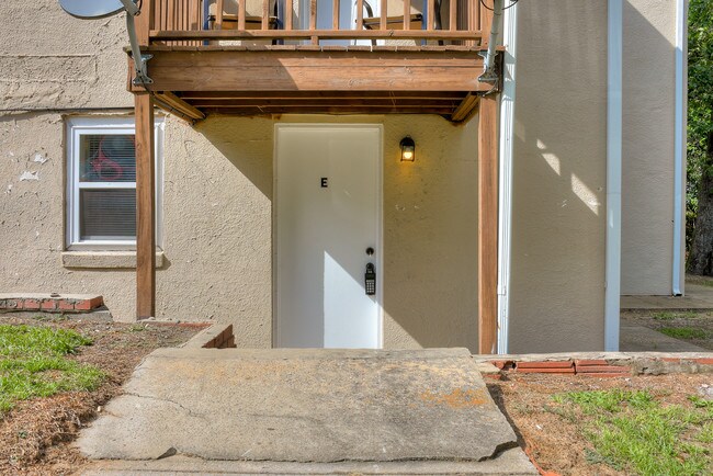 Building Photo - 1648 Wycliffe St