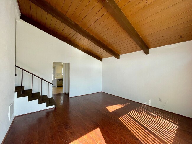 Building Photo - Fabulous Duplex Unit with Vaulted Ceilings...