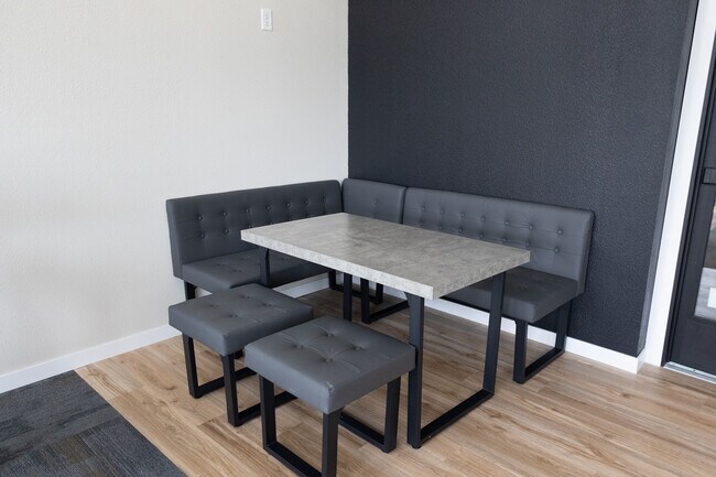 Foto del edificio - NEW CONSTRUCTION - Elmview Apartments