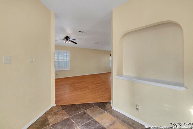 Building Photo - 3 Bedroom/2 Bathroom Home in the Helotes C...