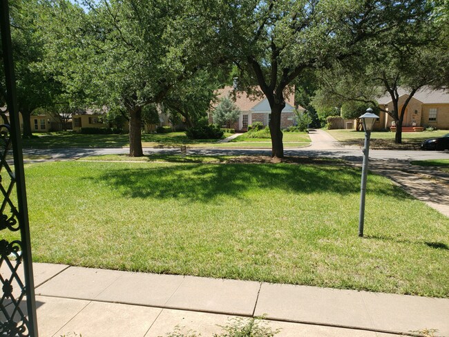 Building Photo - 2410 Clarinda Ave